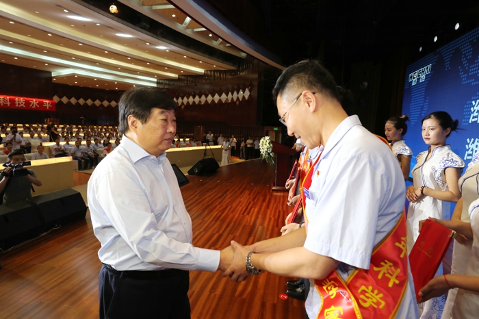 陕重汽颁发科学家、青年科学家聘书.jpg 陕重汽颁发科学家、青年科学家聘书.jpg