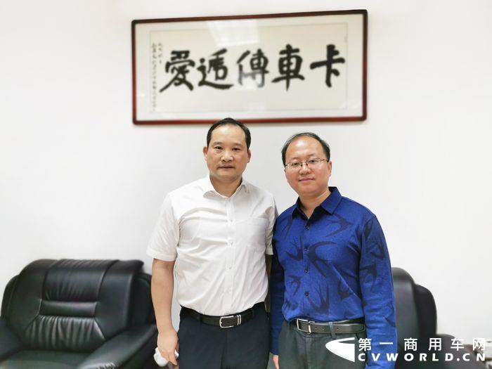 三一重卡董事长梁林河(左)与笔者合影.jpg 三一重卡董事长梁林河(左)与笔者合影.jpg