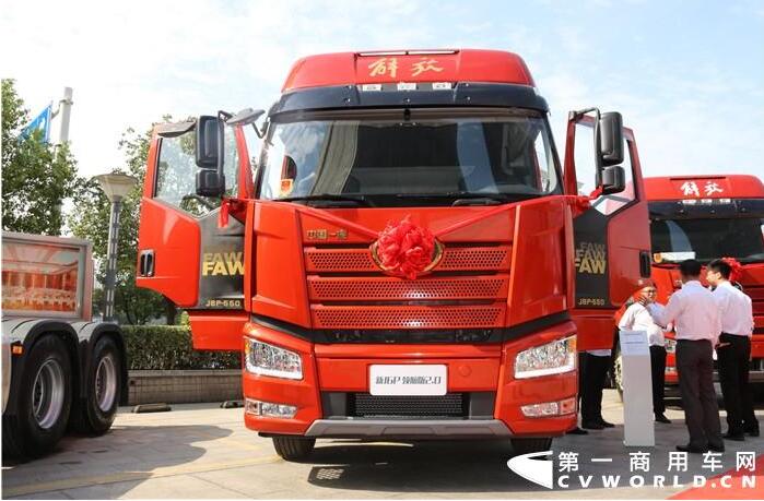 牵引车.jpg 牵引车.jpg