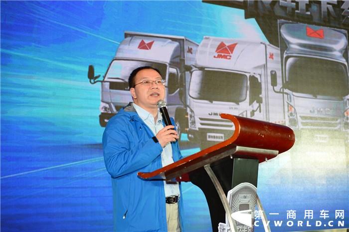 江铃股份销售公司总经理刘让坡欢迎江铃轻卡用户回家.jpg 江铃股份销售公司总经理刘让坡欢迎江铃轻卡用户回家.jpg