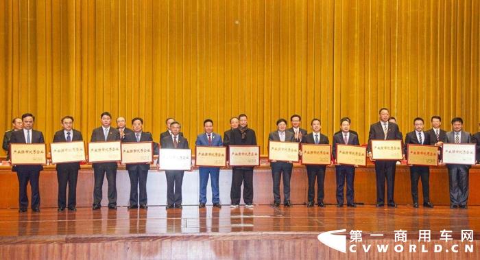 一汽解放公司总经理助理,发动机事业部党委书记、总经理钱恒荣(右三)接受授牌.jpg 一汽解放公司总经理助理,发动机事业部党委书记、总经理钱恒荣(右三)接受授牌.jpg