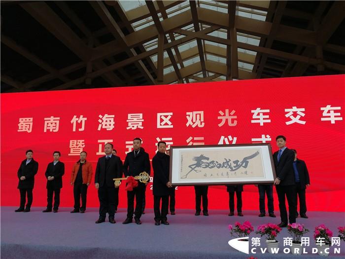 厦门金龙旅行车有限公司副总经理赖志艺(前排左一)交付金钥匙.jpg