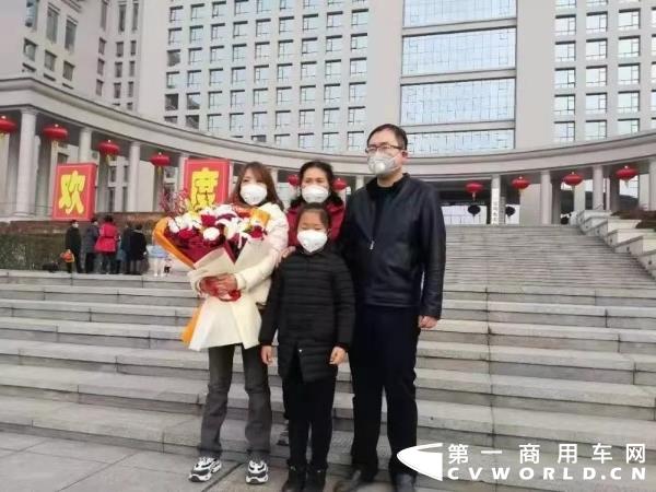 出征前徐芳云与家人合影.jpg 出征前徐芳云与家人合影.jpg