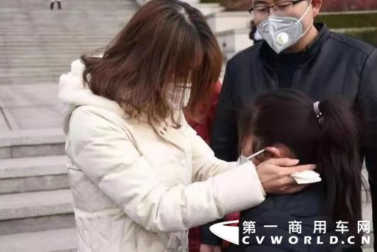 徐芳云与女儿告别.jpg 徐芳云与女儿告别.jpg