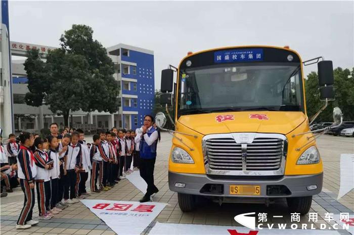 中通客车助力国盛校车的校园安全知识讲座2_副本.jpg 中通客车助力国盛校车的校园安全知识讲座2_副本.jpg