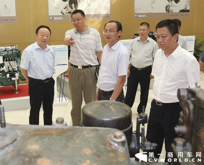 五征集团董事长姜卫到解放发动机事业部参观交流_副本.jpg 五征集团董事长姜卫到解放发动机事业部参观交流_副本.jpg