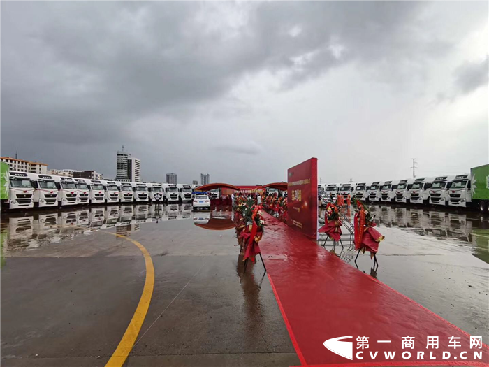 重汽豪沃T7牵引车交车1_副本.png