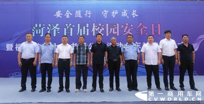 现场与会领导合影.jpg 现场与会领导合影.jpg