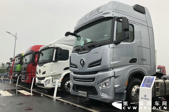 场外展车2.JPG 场外展车2.JPG