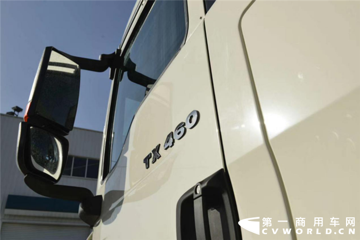 重汽豪沃TX7牵引车02.png