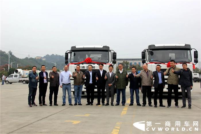 东风华神纯电动牵引重卡交车_副本.jpg