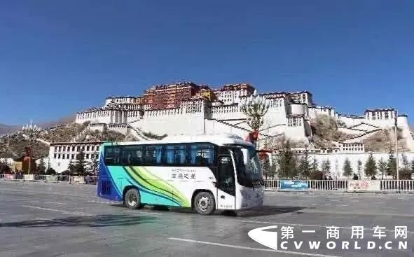 福田欧辉客车行驶拉萨布达拉宫.jpg