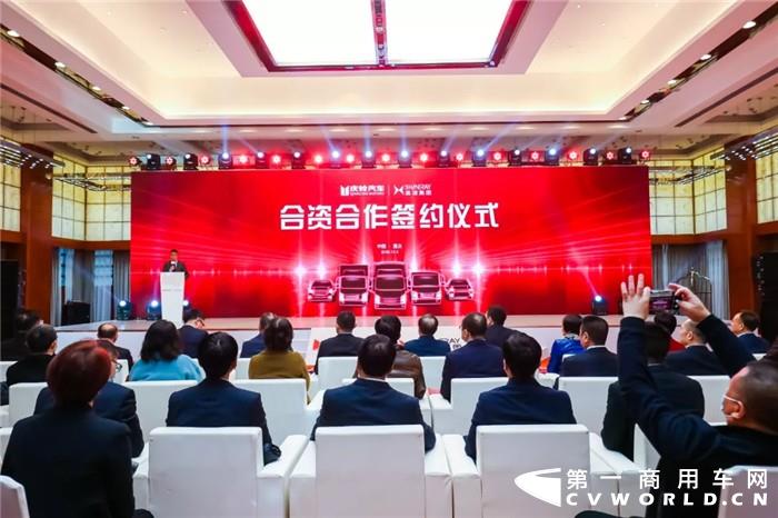 庆铃汽车与鑫源集团合资合作签约仪式_副本.jpg