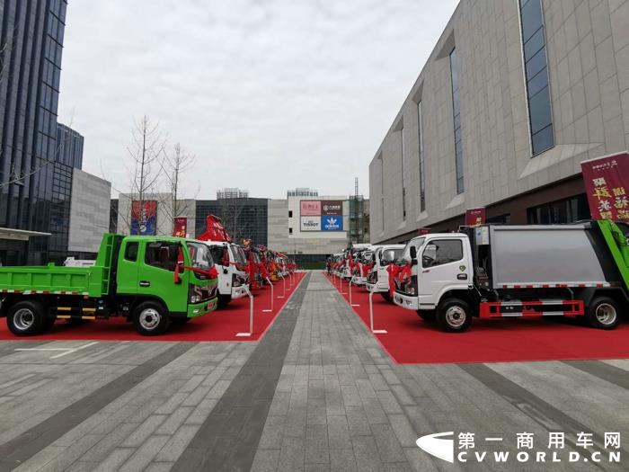 现场展车.jpg 现场展车.jpg