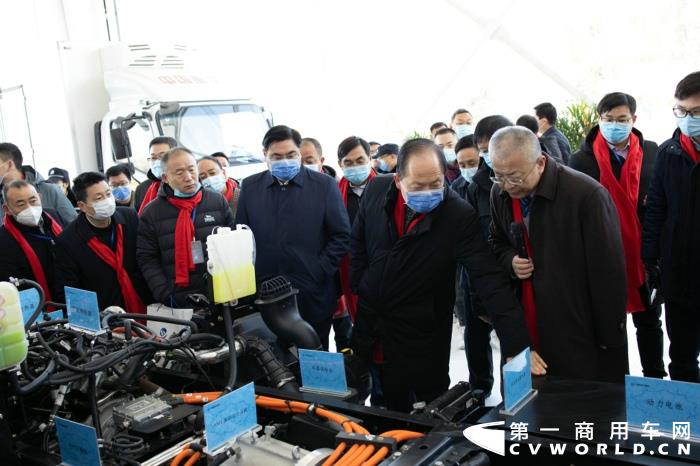 投产仪式现场,赵予民为嘉宾做展品讲解.jpg 投产仪式现场,赵予民为嘉宾做展品讲解.jpg