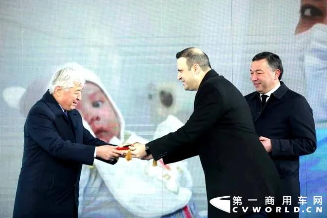 联合国儿童基金会向乌兹别克斯坦政府捐赠JAC轻卡疫苗运输车.jpg