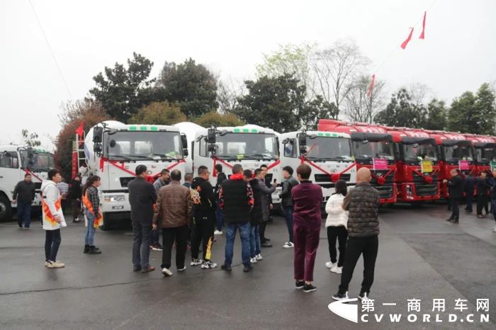 交车又订车,华菱汉马2021重庆产品推介会精彩不断1.webp.jpg 交车又订车,华菱汉马2021重庆产品推介会精彩不断1.webp.jpg