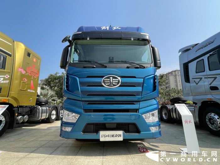 J7 6x4LNG牵引车2.jpg J7 6x4LNG牵引车2.jpg