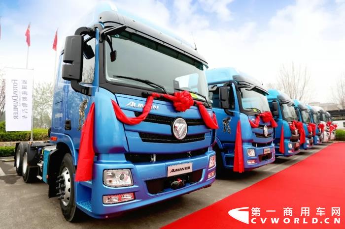 福田戴姆勒华北市场销量破万 自动挡重卡第10188台交车5.webp.jpg 福田戴姆勒华北市场销量破万 自动挡重卡第10188台交车5.webp.jpg