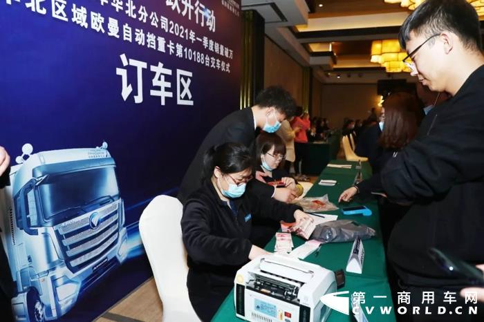 福田戴姆勒华北市场销量破万 自动挡重卡第10188台交车7.webp.jpg 福田戴姆勒华北市场销量破万 自动挡重卡第10188台交车7.webp.jpg