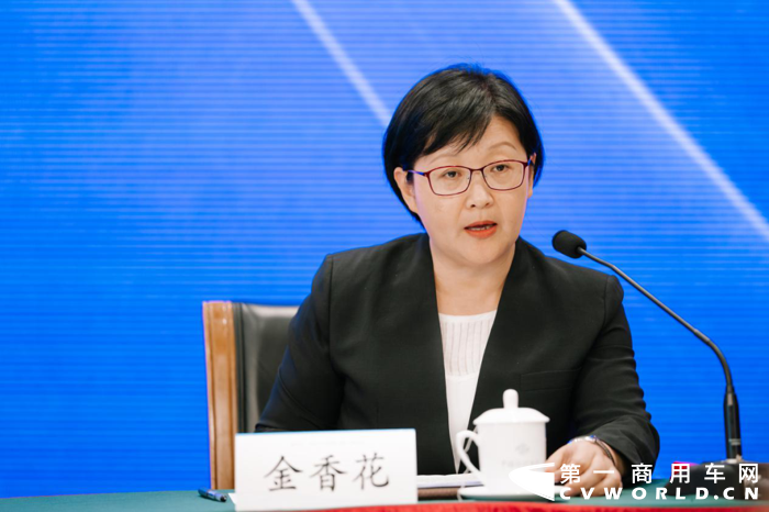 天津经济技术开发区管委会副主任金香花做主题发言.png 天津经济技术开发区管委会副主任金香花做主题发言.png