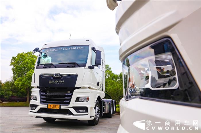 4. 曼恩全国路演抵达曼妙姑苏,现场交付签约全新TGX.jpg 4. 曼恩全国路演抵达曼妙姑苏,现场交付签约全新TGX.jpg