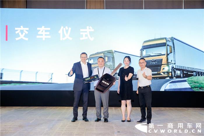 3. 曼恩全国路演抵达曼妙姑苏,现场交付签约全新TGX.jpg 3. 曼恩全国路演抵达曼妙姑苏,现场交付签约全新TGX.jpg