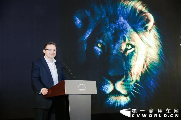 2. 曼恩全国路演抵达曼妙姑苏,现场交付签约全新TGX.jpg 2. 曼恩全国路演抵达曼妙姑苏,现场交付签约全新TGX.jpg