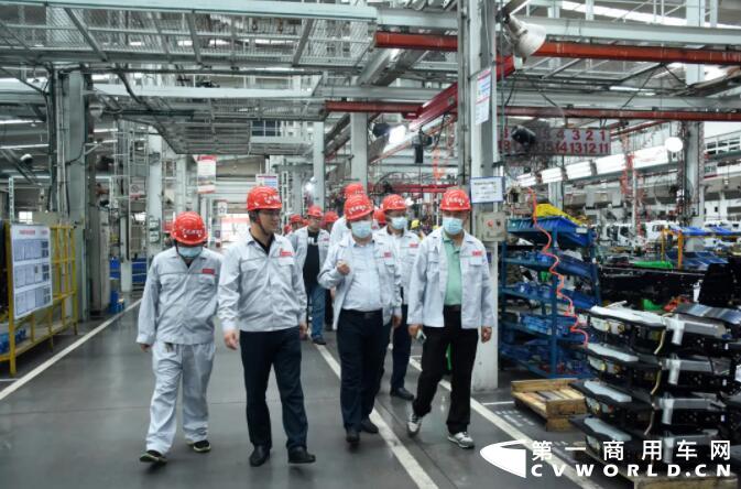东风福瑞卡混动新能源冷藏专用底盘受郑州红宇专汽考察团好评.jpg 东风福瑞卡混动新能源冷藏专用底盘受郑州红宇专汽考察团好评.jpg