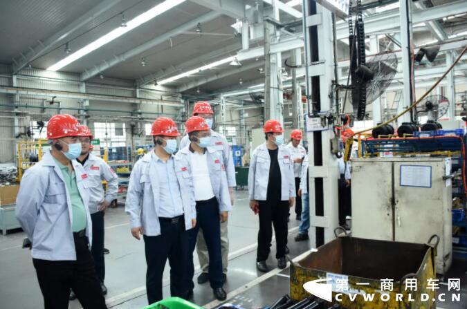 东风福瑞卡混动新能源冷藏专用底盘受郑州红宇专汽考察团好评2.jpg 东风福瑞卡混动新能源冷藏专用底盘受郑州红宇专汽考察团好评2.jpg