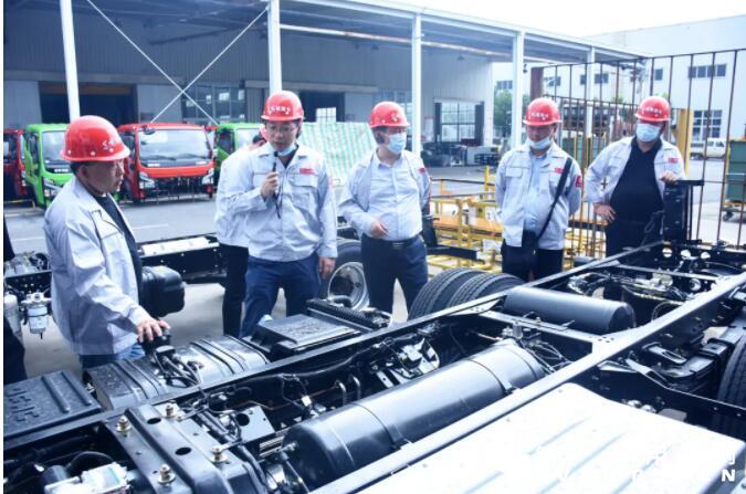 东风福瑞卡混动新能源冷藏专用底盘受郑州红宇专汽考察团好评3.jpg 东风福瑞卡混动新能源冷藏专用底盘受郑州红宇专汽考察团好评3.jpg