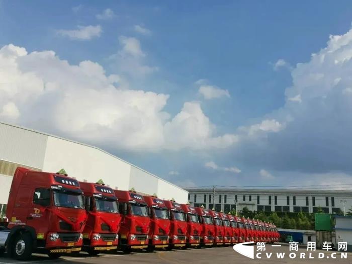 50台豪沃T7国六危化品牵引车交付物流大客户!4.webp.jpg 50台豪沃T7国六危化品牵引车交付物流大客户!4.webp.jpg
