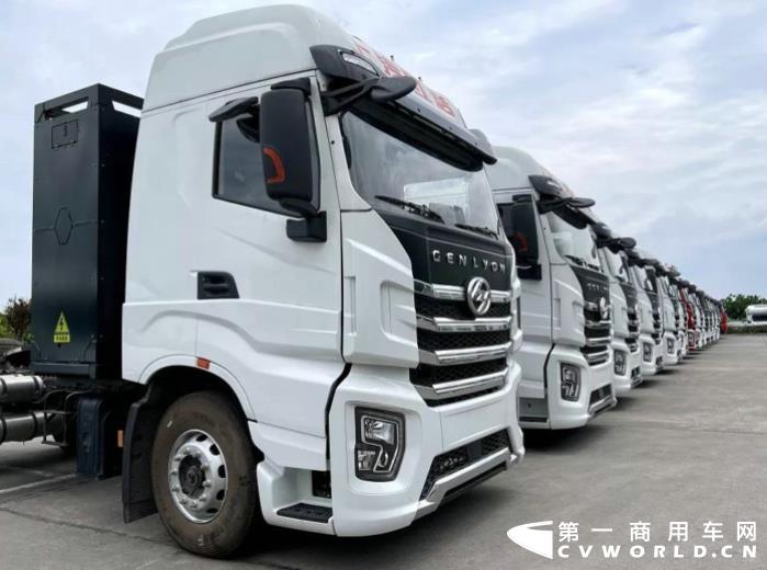 红岩杰狮H6换电牵引车2.jpg 红岩杰狮H6换电牵引车2.jpg