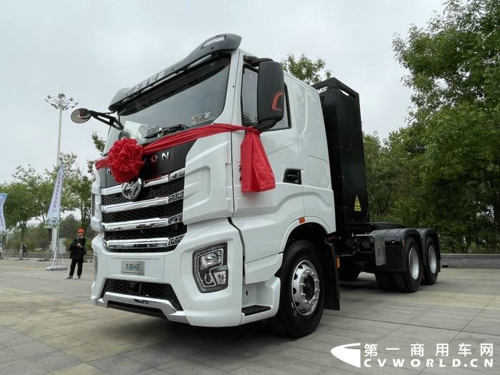 上汽红岩杰狮H6充换一体纯电动牵引车.jpg 上汽红岩杰狮H6充换一体纯电动牵引车.jpg