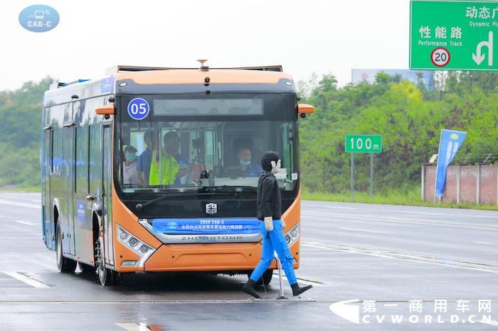 中通智能驾驶客车在参加挑战赛时礼让行人.jpg 中通智能驾驶客车在参加挑战赛时礼让行人.jpg