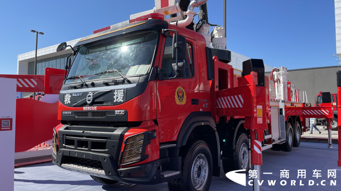沃尔沃28米强力破拆举高喷射消防车.png 沃尔沃28米强力破拆举高喷射消防车.png