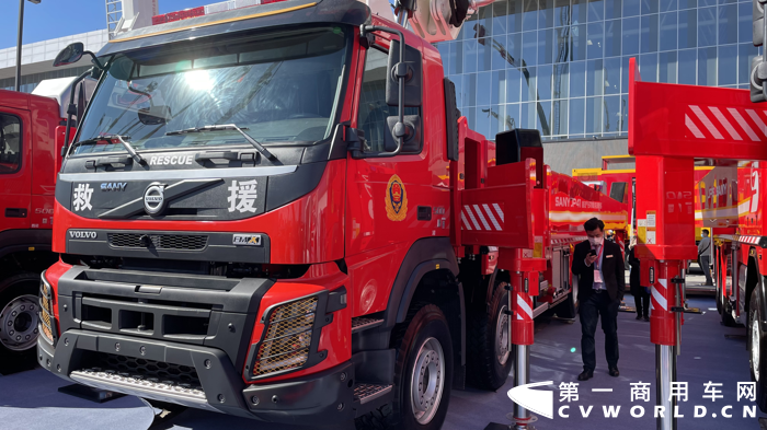沃尔沃固液气新型多剂联用消防车.png 沃尔沃固液气新型多剂联用消防车.png