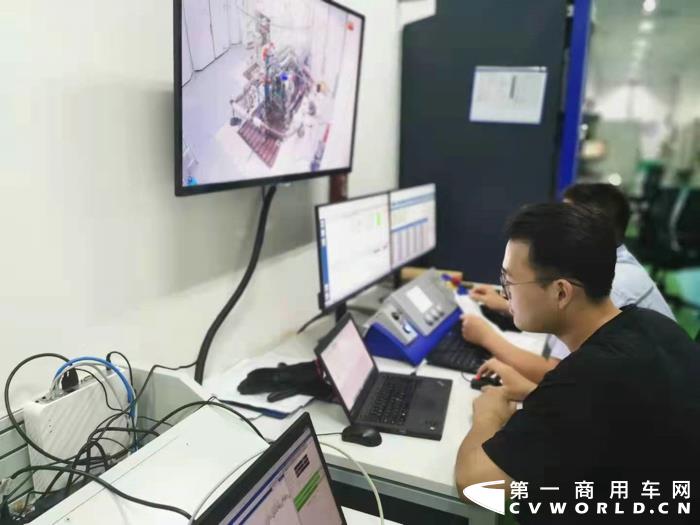 科研人员攻克技术难题.jpg 科研人员攻克技术难题.jpg