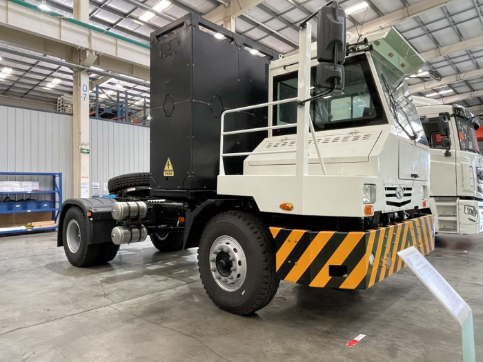 华菱码头牵引车.JPG 华菱码头牵引车.JPG
