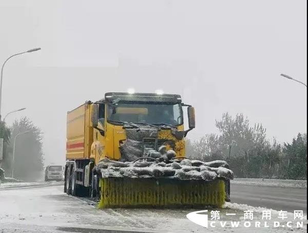 庆铃巨咖“钢铁侠”现身京城2.webp.jpg 庆铃巨咖“钢铁侠”现身京城2.webp.jpg