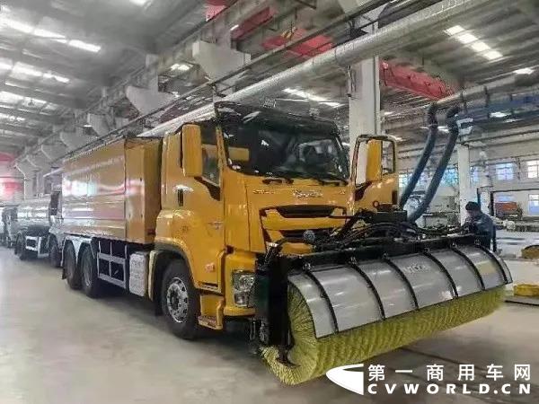 庆铃巨咖“钢铁侠”现身京城3.webp.jpg 庆铃巨咖“钢铁侠”现身京城3.webp.jpg