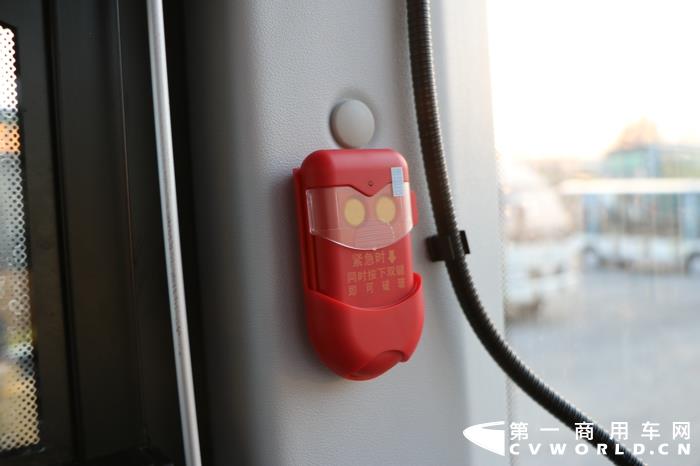 A柱上的驾驶员遥控破玻器.jpg A柱上的驾驶员遥控破玻器.jpg