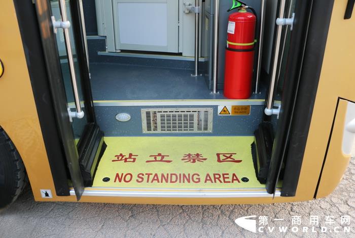 乘客门踏步散热器和滴漏孔.jpg 乘客门踏步散热器和滴漏孔.jpg
