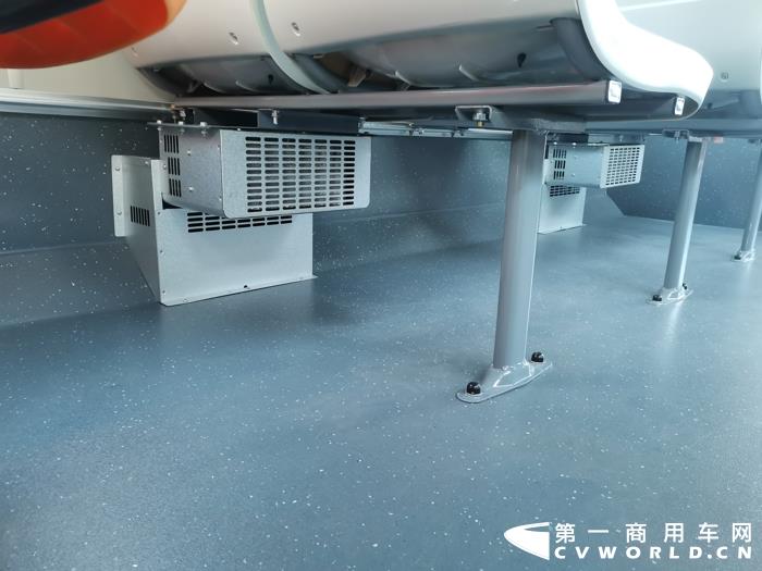 吊装式散热器.jpg 吊装式散热器.jpg