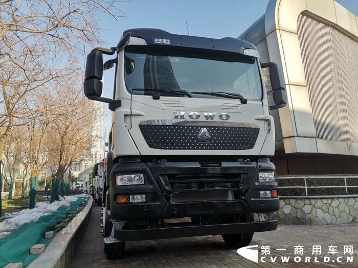 豪沃8×4电驱搅拌车.jpg
