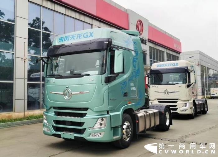 东风天龙GX快递运输牵引车.jpg 东风天龙GX快递运输牵引车.jpg