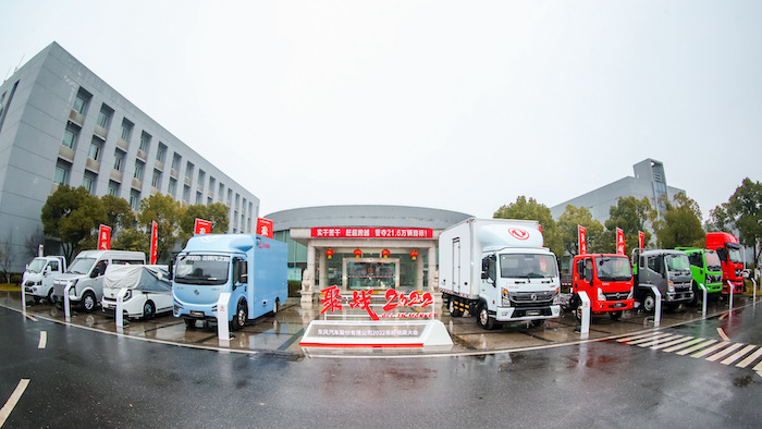 东风轻型车展车区.jpg 东风轻型车展车区.jpg
