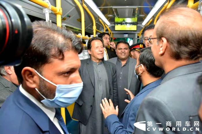 巴基斯坦总理伊姆兰-汗试乘中通BRT客车.jpg 巴基斯坦总理伊姆兰-汗试乘中通BRT客车.jpg
