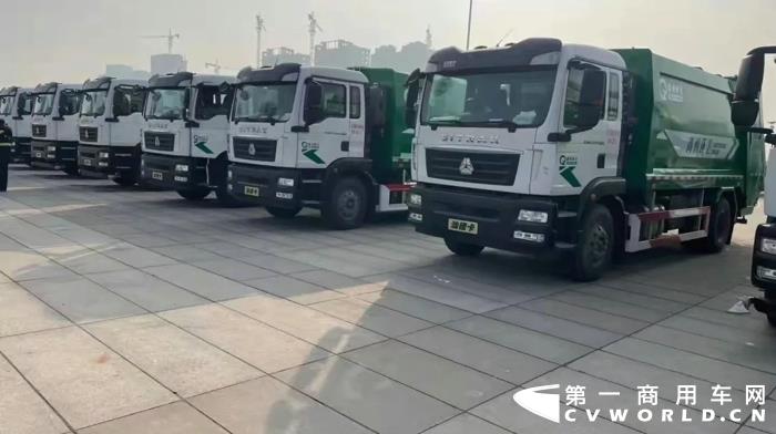 重汽汕德卡与青州环卫集团环卫车交车2.webp.jpg 重汽汕德卡与青州环卫集团环卫车交车2.webp.jpg