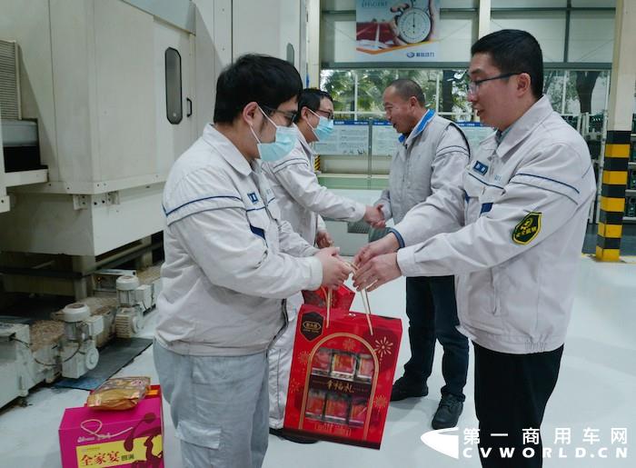 慰问就地过年职工.jpg 慰问就地过年职工.jpg